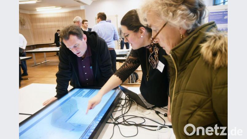 Wer ist vom Verlauf der Höchstspannungsleitung Süd-Ost-Link betroffen? Im Gustav-von-Schlörr-Saal der Max-Reger-Halle informierten am Montag Tennet-Mitarbeiter betroffene Grundstückseigentümer aus der Oberpfalz und Oberfranken über Entschädigungsmöglichkeiten und das weitere Verfahren. Bild: Gabi Schönberger