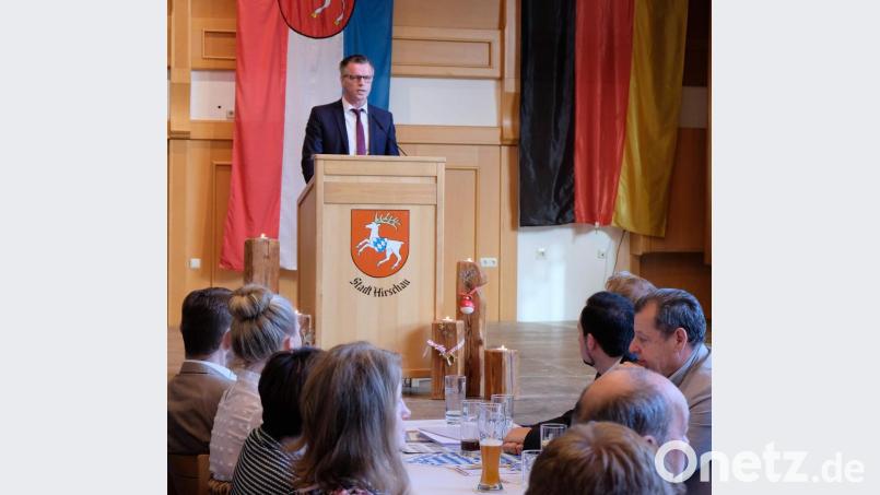 „Hirschau nachhaltig weiterentwickeln!“ Unter diesem Motto stand die Rede von Bürgermeister Hermann Falk (am Rednerpult) beim 36. Dreikönigsfrühschoppen der CSU. Bild: u
