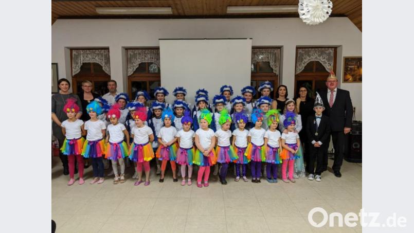 Die drei Gardegruppen mit ihrem Prinzenpaar Sandra I. und Sebastian I. sowie (hinten von links) Jenny Rumpler, Tanja Schönl, FV-Vorsitzendem Robert Liermann, Jessy Mayerhofer, Steffi Gradl und Bürgermeister Hans-Martin Schertl. Bild: Stefanie Gradl