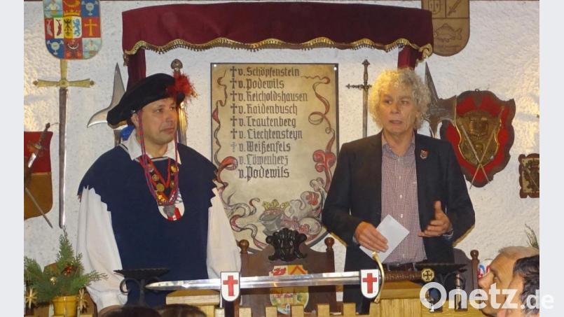 Großmeister Werner von Podewils (links) übergab die Spende an Landrat Wolfgang Lippert. Bild: hl