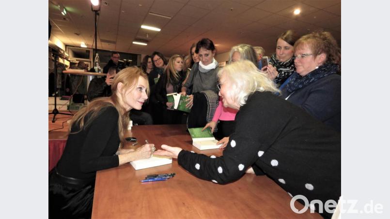 Ganz nah am Star: Die Fans genossen es, dass sie mit Andrea Sawatzki auch kurz sprechen durften. Bild: ubb