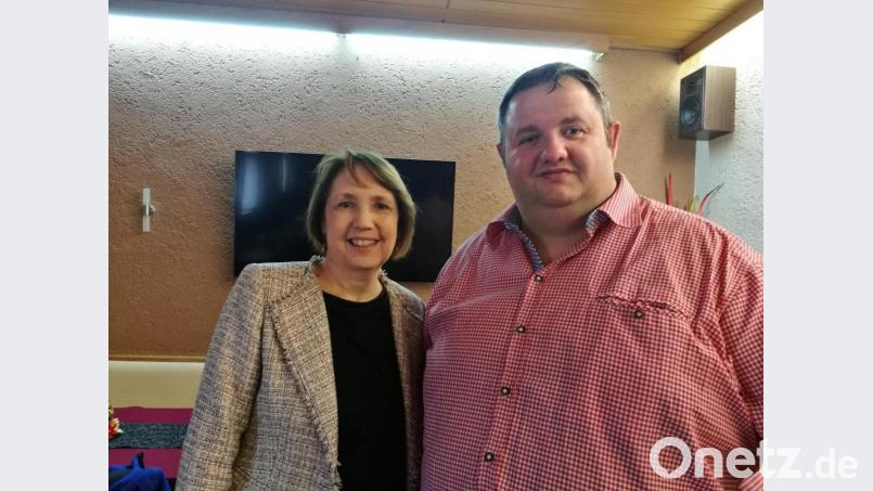 MdL Annette Karl mit Bürgermeisterkandidat Helmut Zeitler. Im liegt die medizinische Nahversorgung der Bewohner Waldsassens am Herzen. Bild: exb