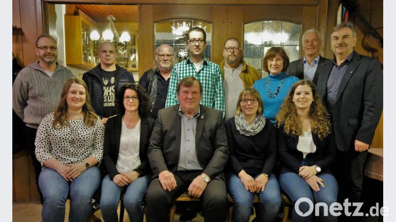 Die Kandidatenliste der FBU-ÖDP steht. Angeführt wird sie von Spitzenkandidat Georg Schlögl (vorne, Mitte). Zur Listenaufstellung kamen auch ÖDP-Kreisvorsitzender Alfred Damm (rechts) und sein Stellvertreter Arnold Kimmerl (Zweiter von rechts). Bild: twi