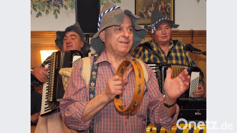 Erhard Richthammer (vorne) und Kollegen beim Musizieren. Bild: sön