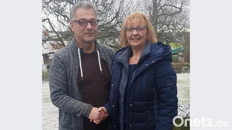 Gut-Holz-Vorsitzender Klaus Schüßler gratuliert Patrizia Haibach zu ihren beiden Rekorden. Bild: exb