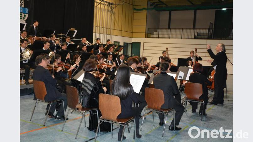 Die „Smetana Philharmoniker Prag“ in Kooperation mit dem „Saigon Philharmonic Orchestra“ beim umjubelten Konzert in Mitterteich. Bild: jr