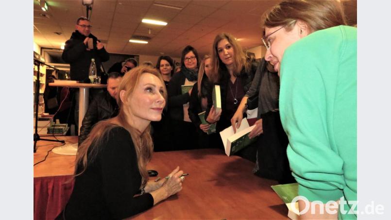 Viele Zuhörer ließen sich ihr neues Buch von Andrea Sawatzki nach der Lesung dann auch gleich signieren und nutzten die Gelegenheit, mit ihr zu sprechen. . Bild: ubb