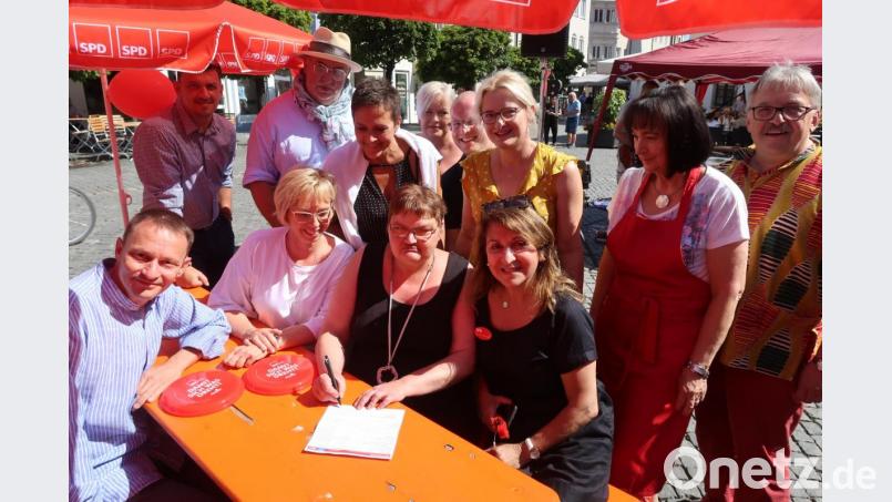 Rentnerin Andrea Gebhard (Mitte) ist seit Samstag &quot;jüngstes&quot; SPD-Mitglied in Weiden. Bild: Kunz