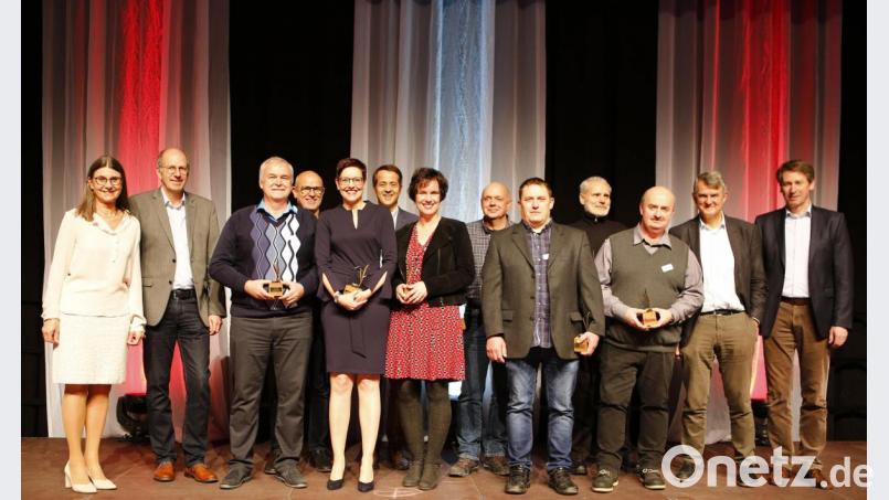 Für 25-jährige Treue zum Unternehmen wurden zahlreiche Horsch-Mitarbeiter ausgezeichnet. Unser Bild zeigt von links: Cornelia Horsch, Horst Keller, Anatoli Penner, Traugott Horsch, Heike Wolf, Philipp Horsch, Christine Tischner, Torsten Szameit, Freddy Linzmaier, Dietmar Adler, Franz Beier, Michael Horsch und Theo Leeb. Bild: exb