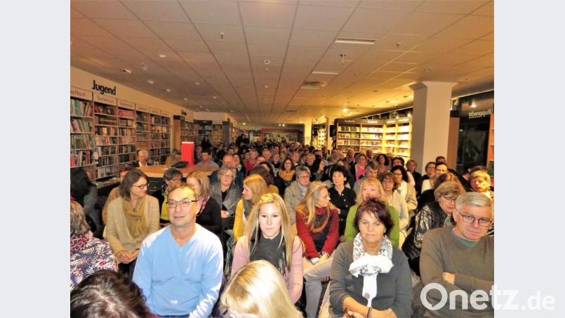 Derart viele Gäste kommen eher selten in eine Buchhandlung. Andrea Sawatzki war natürlich das Zugpferd schlechthin. Bild: ubb