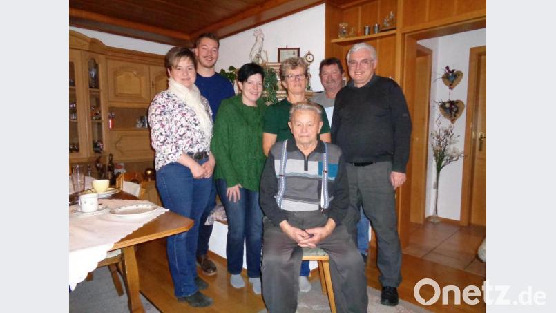 Der Jubilar (sitzend) mit (von links) Bürgermeisterin Sonja Meier, Michael Wagner (Blaskapelle Kunschir), den Kinder Astrid, Rita und Hans sowie Pfarrer Eugen Wismeth . Bild: amö