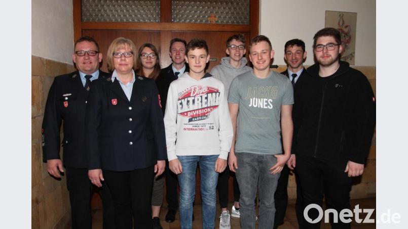 Benjamin Reber (Mitte) steht nun an der Spitze der Jugendfeuerwehr. Bild: pi