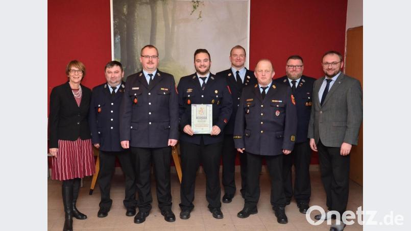 Die beiden Bürgermeister, Margit Kirzinger (links) und Markus Bauriedl (rechts) freuen sich mit Dominik Zintl (mit Urkunde) über die Auszeichnung mit der Ehrennadel in Bronze. Bild: fjo