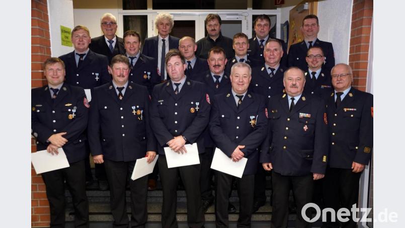 Für die Ehrung langjähriger aktiver Feuerwehrmänner während des Neujahrsempfangs der Gemeinde dankte Kreisbrandrat Andreas Wührl (vorne, Zweiter von rechts). Die Auszeichnungen nahm er unter anderem mit Landrat Wolfgang Lippert (hinten, Zweiter von links) vor. Bild: bkr