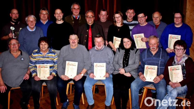 Der Schnupferclub Latsch ehrt seine langjährigen Mitglieder. Bild: R. Kreuzer