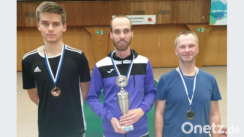 Christian Daniel (Mitte) gewann den Neujahrspokal vor Thomas Jenke (rechts) und Andreas Bauer (links). Bild: wdb