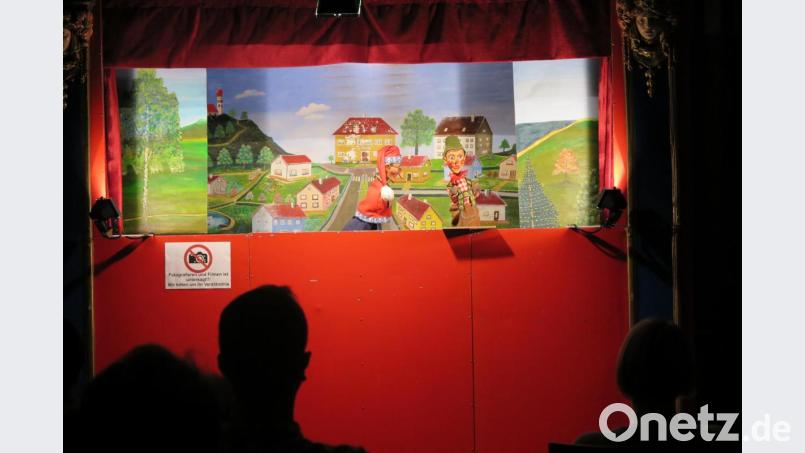 Kasperle und sein Freund Seppel beschließen, der frechen Maus eine Falle zu stellen. Bild: jzk