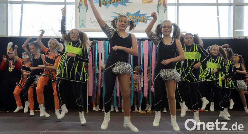 Die Faschingsgesellschaft Nabburg legte im Vorjahr beim Kindergardetreffen in Nittenau einen super Auftritt mit dem Showblock „Reise durch die Jahrzehnte“ hin. Auch heuer sind die „coolen Mädels“ wieder dabei. Archivbild: Wolfgang Steinbacher