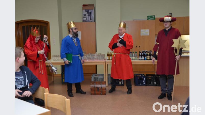 Vier nicht alltägliche Könige statteten heuer den aktiven Gemeindemitgliedern beim Mitarbeiterdankabend einen Besuch im Gemeindehaus ab. Jeder Gast durfte sich aus der königlichen Schatztruhe bedienen. Bild: dob