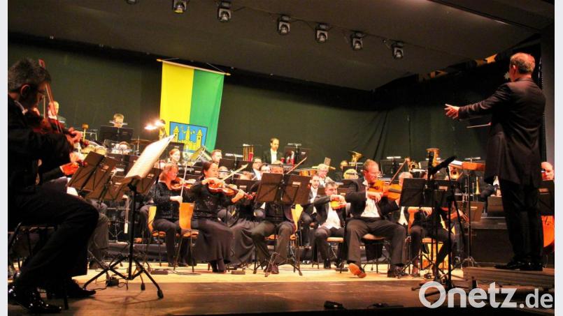 Die Hofer Symphoniker unter der Leitung von Johannes Klumpp sorgten für gelungenen orchestralen Klang beim Neujahrskonzert. Bild: stg