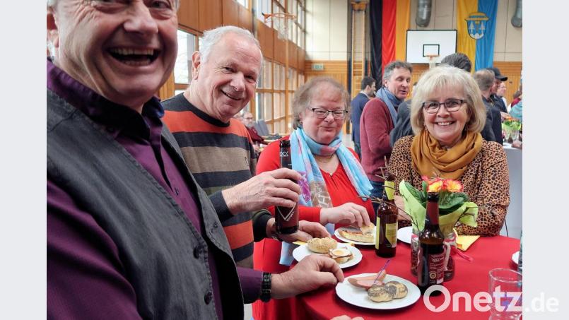 An den Stehtischen kam es nach dem offiziellen Teil des Neujahrsempfangs zu einem zwanglosen Austausch. Bild: bsc