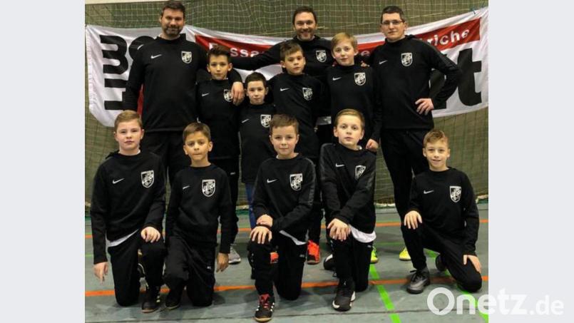 Die erfolgreiche Mannschaft um Trainer Martin Rigo und den Betreuern Matthias Neumann und Oliver Fenk. Bild: Backes, Klaus [bkg]