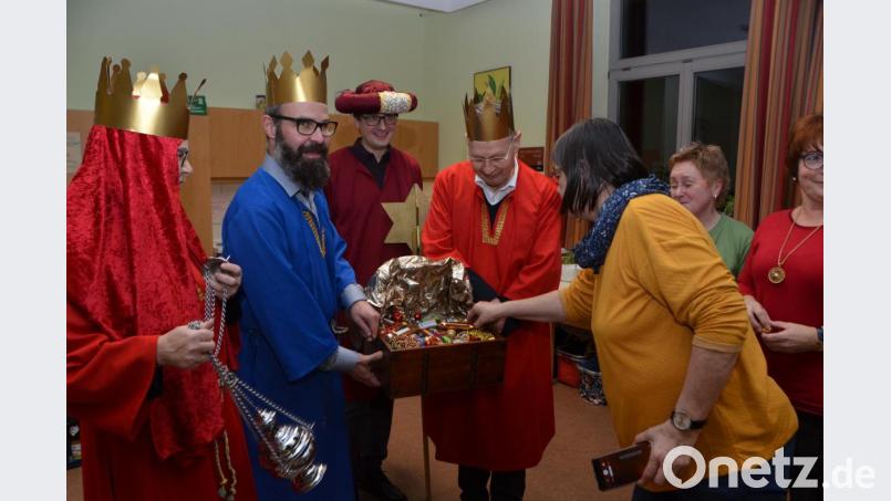 Vier nicht alltägliche Könige statteten heuer den aktiven Gemeindemitgliedern beim Mitarbeiterdankabend einen Besuch im Gemeindehaus ab. Jeder Gast durfte sich aus der königlichen Schatztruhe bedienen. Bild: dob