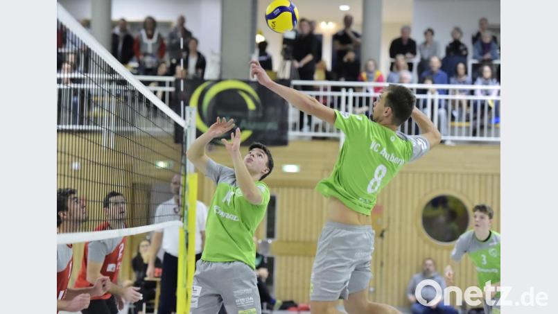 Der Amberger Zuspieler Marco Nanka (links) stellt den Ball für den angreifenden Spielertrainer David Fecko (Mitte), beobachtet vom jungen Außenangreifer Jonathan Helm (rechts hinten).r Bild: Hubert Ziegler