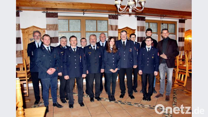 Die neugewählte Vereinsspitze der Feuerwehr Kirchenreinbach mit den Führungskräften (von links): Wolfgang Lehnerer, Sebastian Kagermeier, Kreisbrandinspektor Hans Sperber, Reinhard Ertel, Kreisbrandmeister Christian Meyer, Kreisbrandrat Fredi Weiß, Leo Wirbel, Simone Ertel, Günther Renner, Erster Kommandant Norbert Sperber, Zweiter Kommandant Lukas Renner, Maximilian Vomasta (hinten) und Bürgermeister Roman Berr. Bild: ds