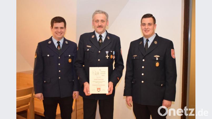 33 Jahre lang stand Josef Hammer (Mitte) als Kommandant an der Spitze der Feuerwehr Söllitz. Vorsitzender Michael Kalb (rechts) und Kommandant Stefan Hösl (links) ernannten ihn zum Ehrenkommandanten. Bild: bnr
