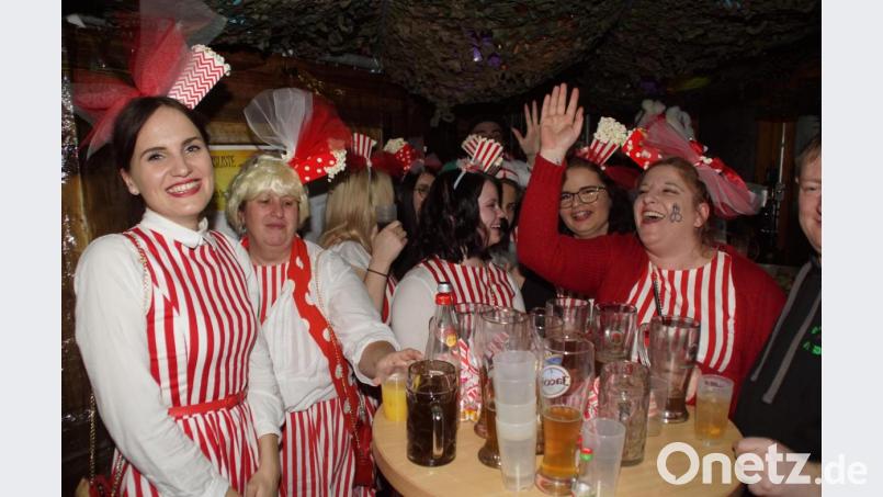 In der Bar gaben beim Faschingskranzl der Dietersdorfer Feuerwehr die Maschkerer den Ton an. Bild: mmj