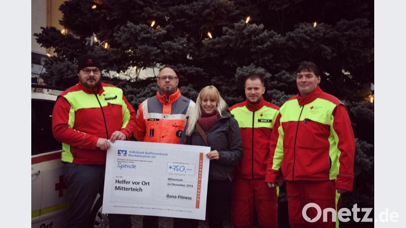 750 Euro spendete Ilona Gruber (Mitte) nach einer Verkaufsaktion in Großbüchlberg für ihre Kameraden im Team der „Helfer vor Ort“ (HVO). Darüber freuten sich nahmen HVO-Leiter Manuel Maierhöfer und Bereitschaftsleiter Robert Hoyer (von links) sowie Peter Kraus und stellvertretender Taktischer Leiter Patrick Gradl (von rechts). Bild: BRK-Kreisverband/exb