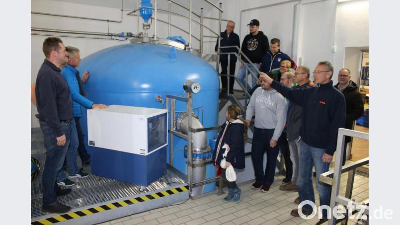 Die Junge Union Grafenwöhr lässt sich von Günther Rauh das Wasserwerk erklären. Bild: sne