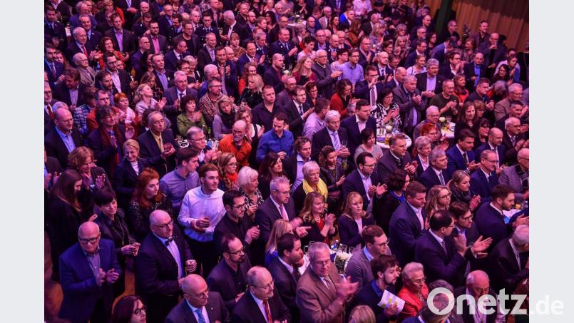 Dicht an dicht drängten sich die vielen Besucher am Mittwochabend beim Neujahrsempfang in der renovierten Marktredwitzer Stadthalle. Bild: Florian Miedl/fph