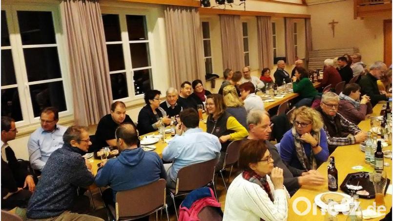 Nach dem offiziellen Teil des Info-Abends zur Sommerlounge gab es bei einem Bier und einer Brotzeit noch viel zu diskutieren. Bild: ld