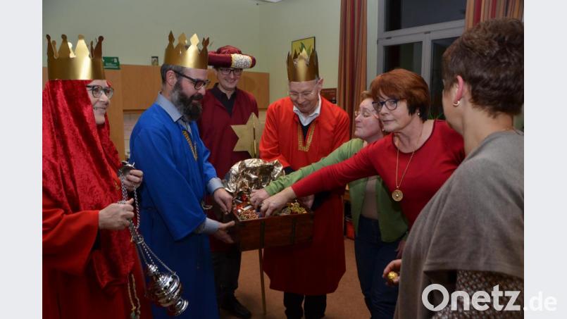 Vier nicht alltägliche Könige statteten heuer den aktiven Gemeindemitgliedern beim Mitarbeiterdankabend einen Besuch im Gemeindehaus ab. Jeder Gast durfte sich aus der königlichen Schatztruhe bedienen. Bild: dob