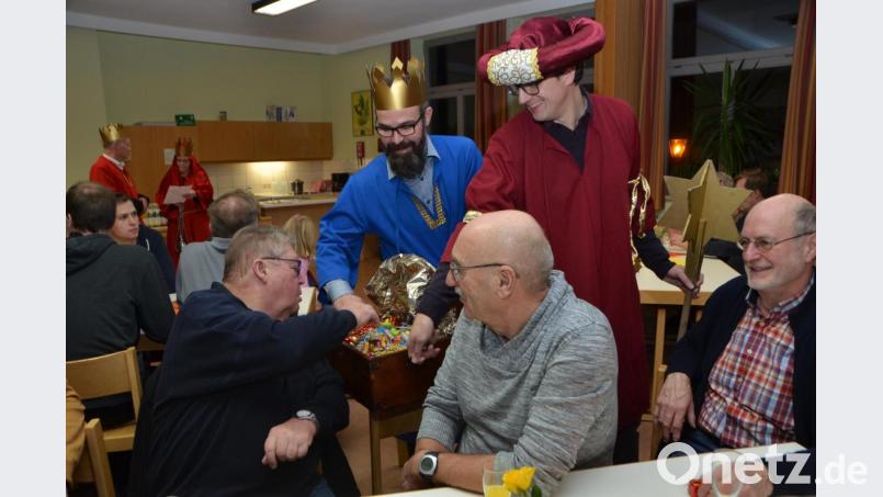 Vier nicht alltägliche Könige statteten heuer den aktiven Gemeindemitgliedern beim Mitarbeiterdankabend einen Besuch im Gemeindehaus ab. Jeder Gast durfte sich aus der königlichen Schatztruhe bedienen. Bild: dob