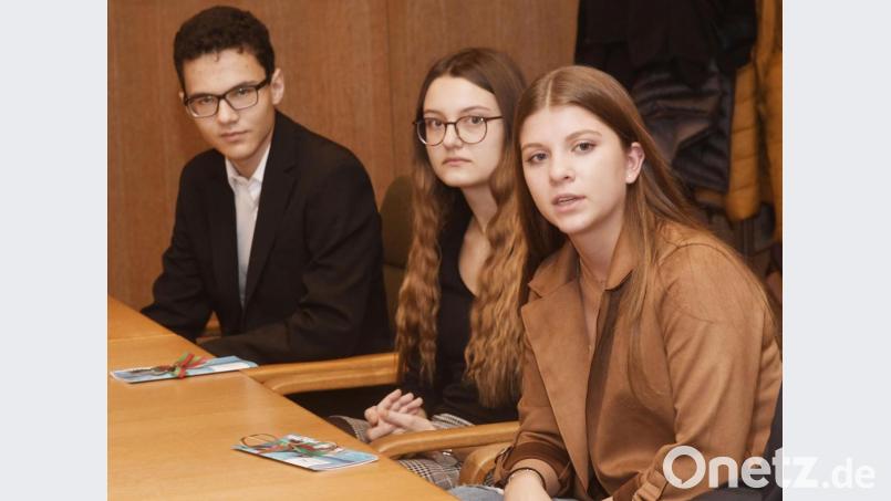 Die Preisträger des Geschichtswettbewerbs: Susann Grochowina, Teresa Bodenmeier und Sebastian Kneidl ( von rechts). Bild: Gabi Schönberger
