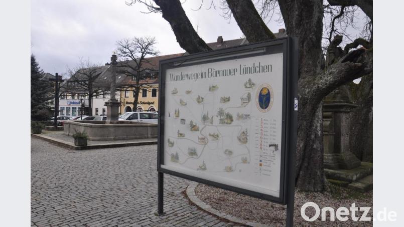 Nicht unbedingt den modernen Ansprüchen genügt die alte Tafel am Marktplatz, die auf Wanderwege und Attraktionen hinweist. An diesem Standort will die Stadt eine modere Info-Stele installieren. Die OWV-Tafel freilich sollte aufgefrischt und einen neuen Platz finden. Bild: ws