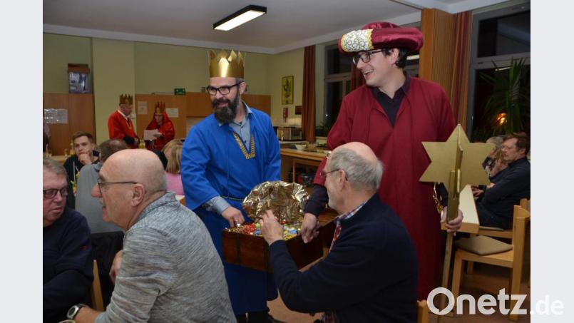 Vier nicht alltägliche Könige statteten heuer den aktiven Gemeindemitgliedern beim Mitarbeiterdankabend einen Besuch im Gemeindehaus ab. Jeder Gast durfte sich aus der königlichen Schatztruhe bedienen. Bild: dob