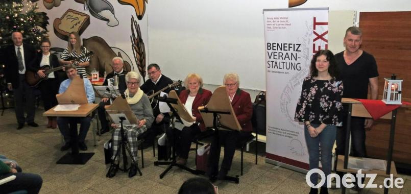 Bei der dritten Benefizveranstaltung „Musik und Text“ der Tafel Weiden-Neustadt wirken mit (von rechts) Wolfgang Göldner, Leonie Rath, die Gruppe „Oberpfälzer Saitenklang“ sowie das Duo Marina und Magdalena und Tafel-Vorsitzender Josef Gebhardt. Bild: Dobmeier