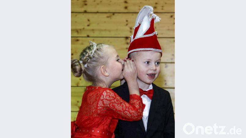 Was es da wohl zu tuschekn gibt? Prinzessin Leonie I. und ihr Prinz Noel I. Bild: gri