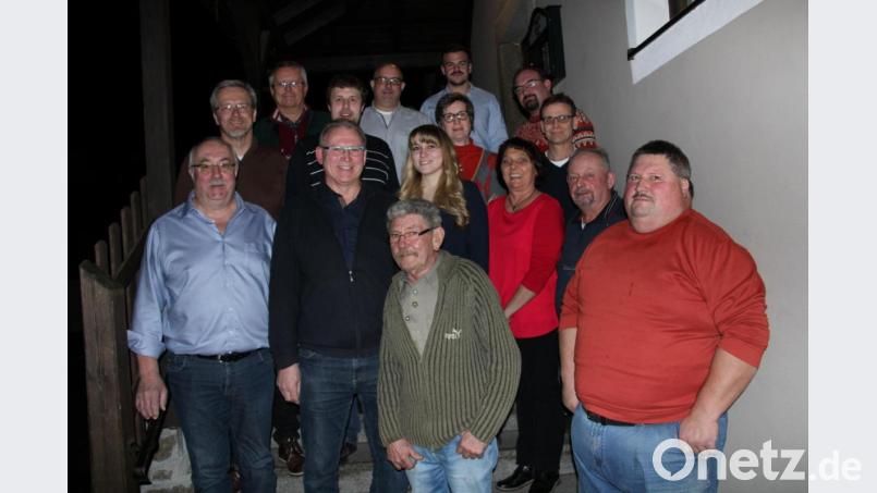 Mit sieben Frauen und 14 Männern tritt die Freie Bürgerliste Störnstein bei den Kommunalwahlen an. Angeführt wird die Liste von Fraktionssprecher Bernhard Weiß und Otto Müller (vorne von links). Bild: prh