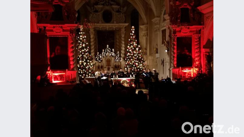 Stimmungsvoll war die barocke Pfarrkirche beleuchtet. In dieser besonderen Atmosphäre lief der Projektchor zur Höchstleistung auf. Bild: hir