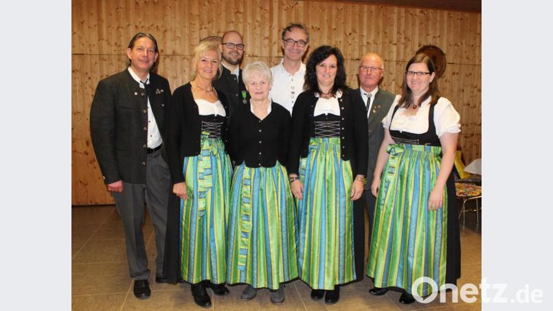 Oberschützenmeister Markus Böhm (links) steht weiter an der Spitze der Kleinraigeringer Schützen. Ihn unterstützen (weiter von links) Renate Zitzmann, Manuel Birner, Christa Donhauser, Günther Schmidt, Marion Berschneider, Hubert Donhauser und Schützenmeisterin Michaela Nübler. Bild: Werner Koller/exb