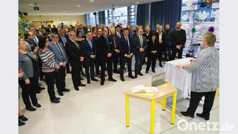 Der traditionelle Neujahrsempfang der CSU Eschenbach ist seit über 40 Jahren ein Treffen, dass in lockerer Runde zu vertrauensbildenden Gesprächen anregt. CSU-Ortsvorsitzende Dr. Sabine Schultes (rechts) begrüßt die vielen Gäste aus der gesamten Region. Bild: do