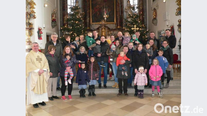 Pfarrer Alfons Kaufmann (links) feiert zusammen mit den Eltern und Kindern den Taufgedächtnisgottesdienst. Bild: nid
