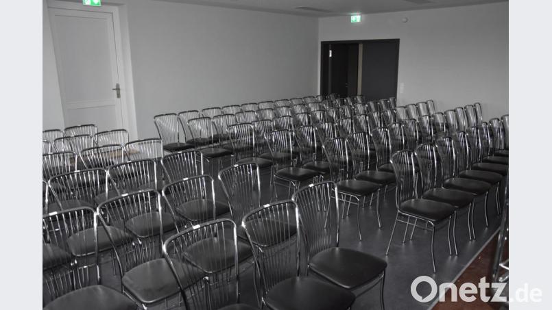 Die Stühle für die Besucher stehen schon bereit. Die Kabarettabende der Futura sind ab sofort wieder in der Mehrzweckhalle Windischeschenbach. Bild: Lowak