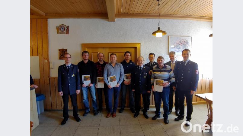 Vorsitzender Jens Gotthardt (rechts), Stellvertreter Herrmann Riebl (Fünfter von rechts) und Kommandant Thomas Riebl (links) dankten zusammen mit Bürgermeister Lothar Müller (Zweiter von rechts) den langjährigen Mitgliedern der Feuerwehr Schönkirch für ihre Treue und Unterstützung. Bild: flt
