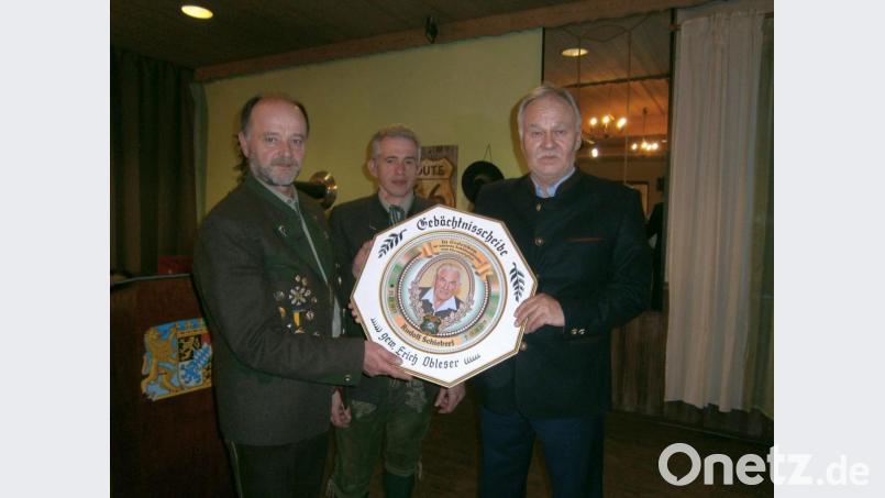 Schützenmeister Werner Wendl und Jugendleiter Markus Bauer gratulierten dem Sieger Erich Obleser (von links). Bild: ufh
